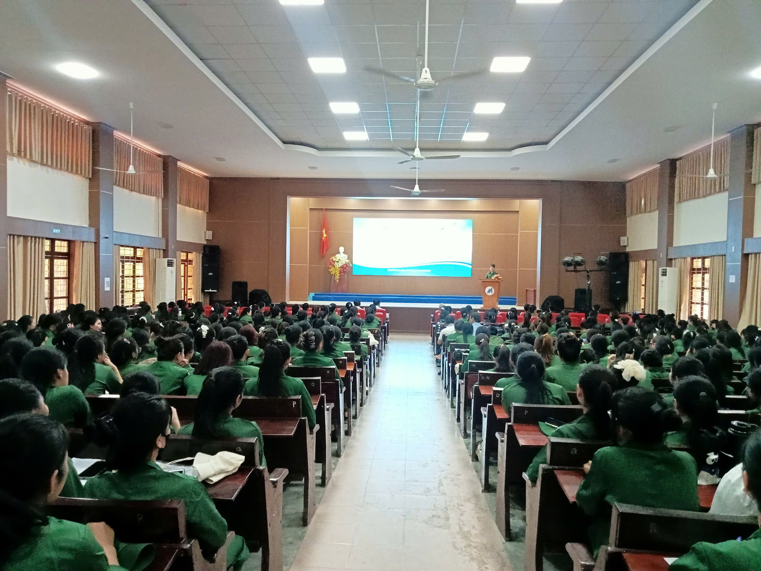 Trung tâm GDQP&AN: Tổ chức khai mạc, huấn luyện môn học Giáo dục quốc phòng và an ninh cho sinh viên Trường Cao đẳng Sư phạm Trung ương Nha Trang năm 2025